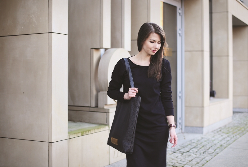 Czarna sukienka i torba polskiej marki Modemania