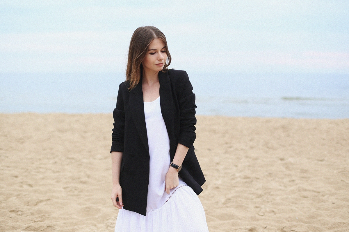 Minimalizm - biała sukienka i czarna marynarka oversize