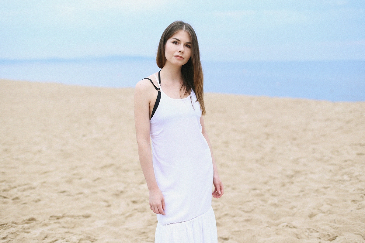 Sesja na plaży: biała sukienka maxi