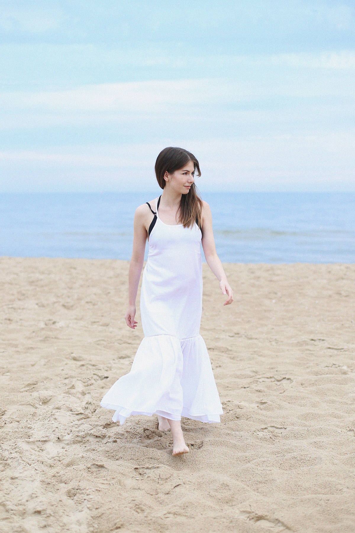 Sesja na plaży: biała sukienka maxi