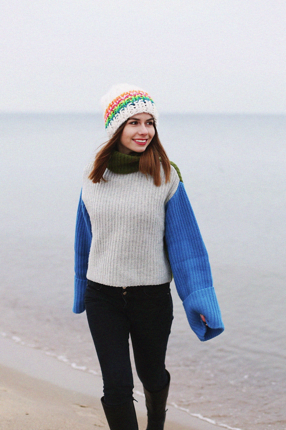 Kolorowy outfit zimowy: szeroki sweter z golfem & biała czapka o dużym splocie