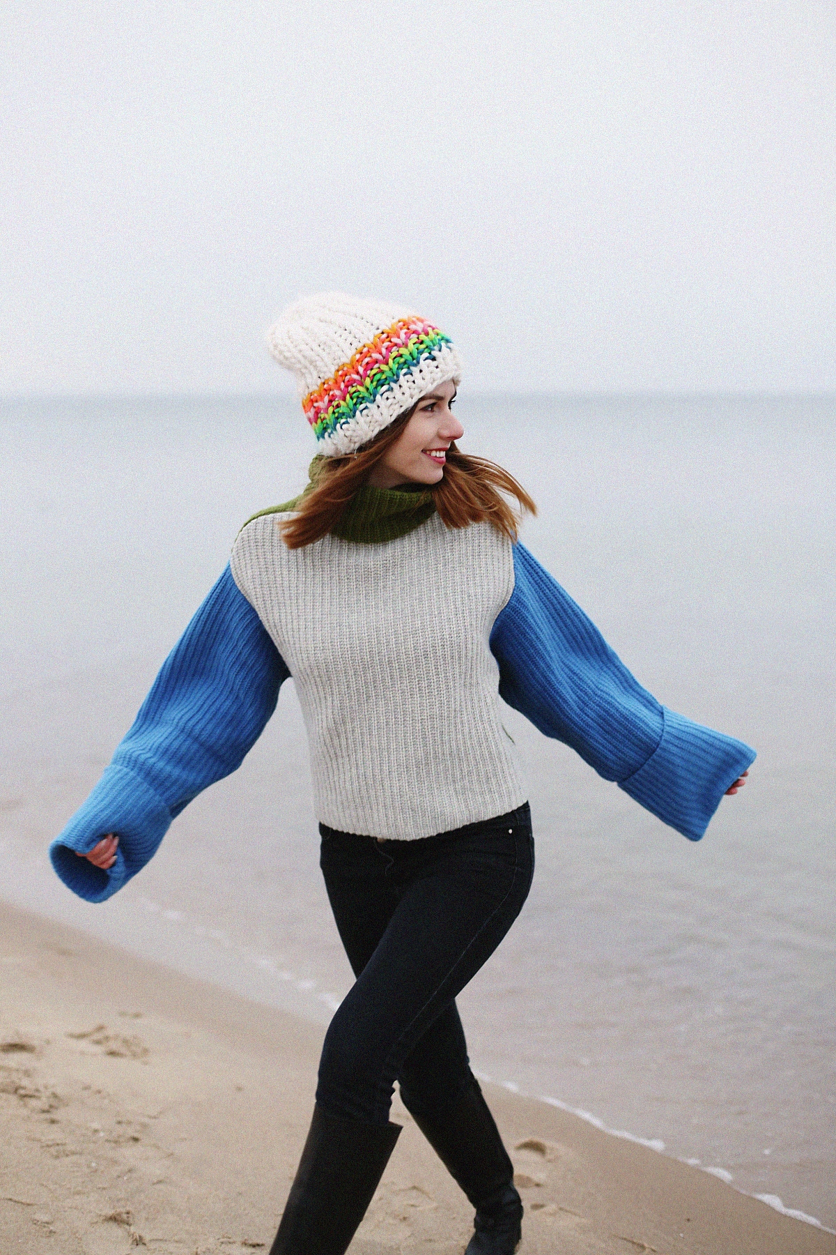 Kolorowy outfit zimowy: szeroki sweter z golfem & biała czapka o dużym splocie