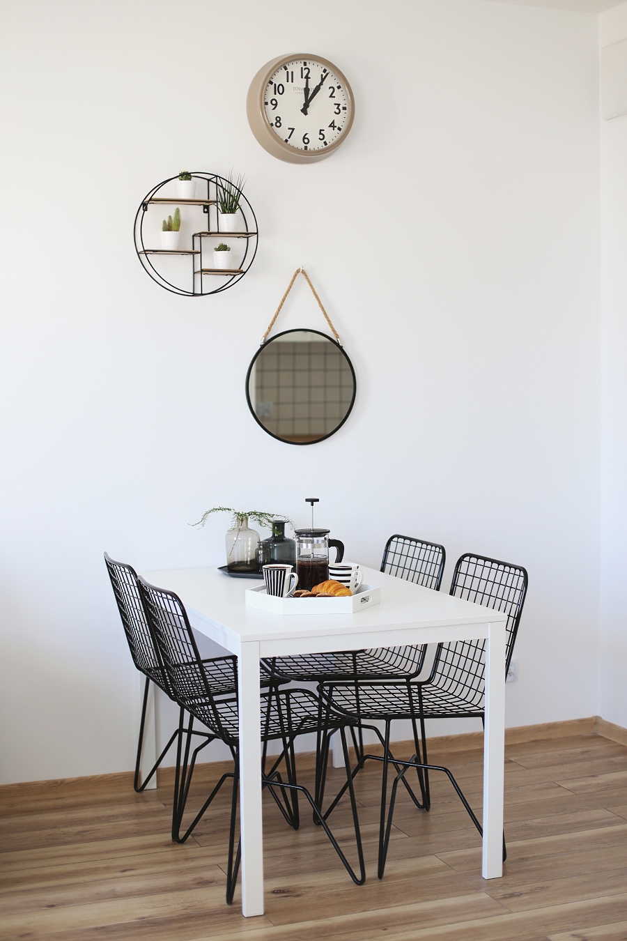 Jadalnia - biały stół, półka industrialna, zegar, lustro na sznurku, ręcznie robione krzesła metalowe
