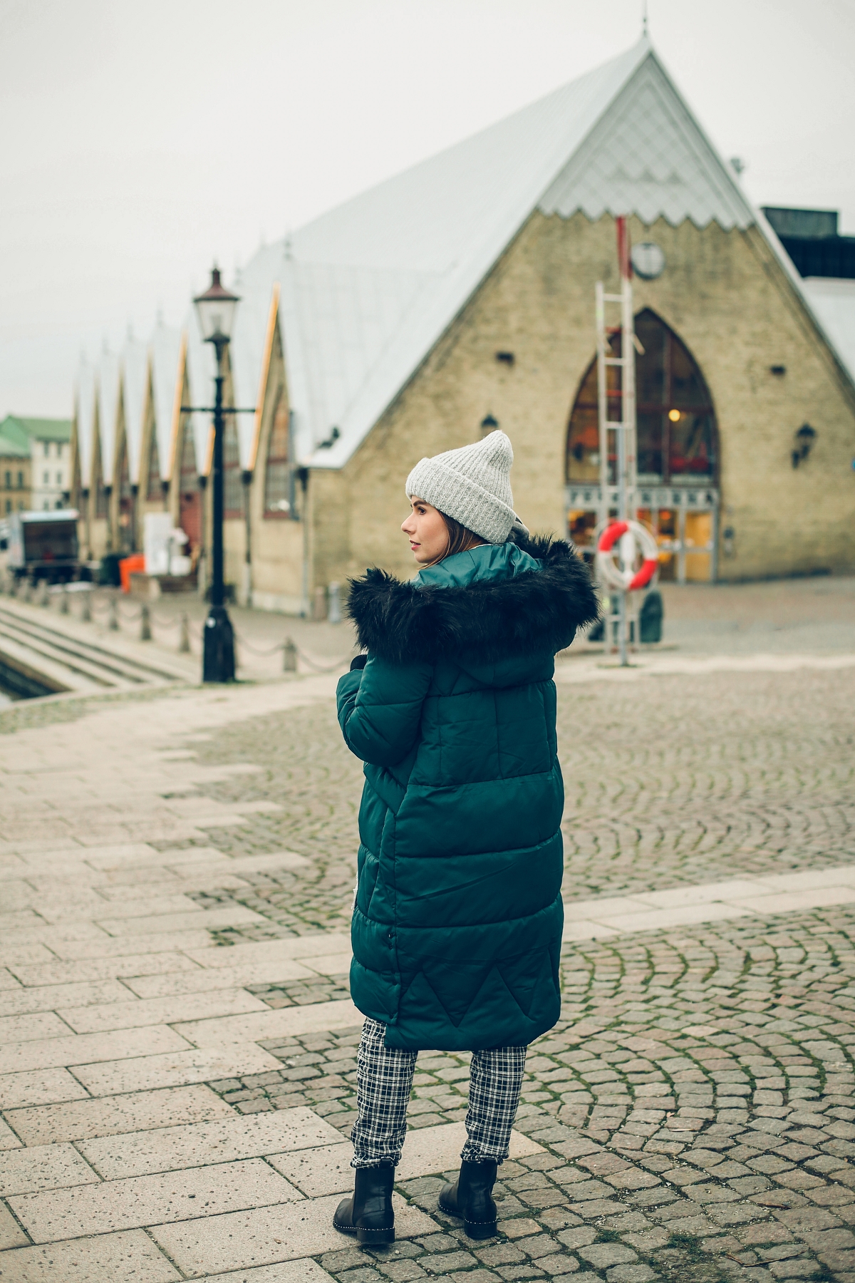 zimowa stylizacja pikowany płaszcz sesja Göteborg Feskekörka