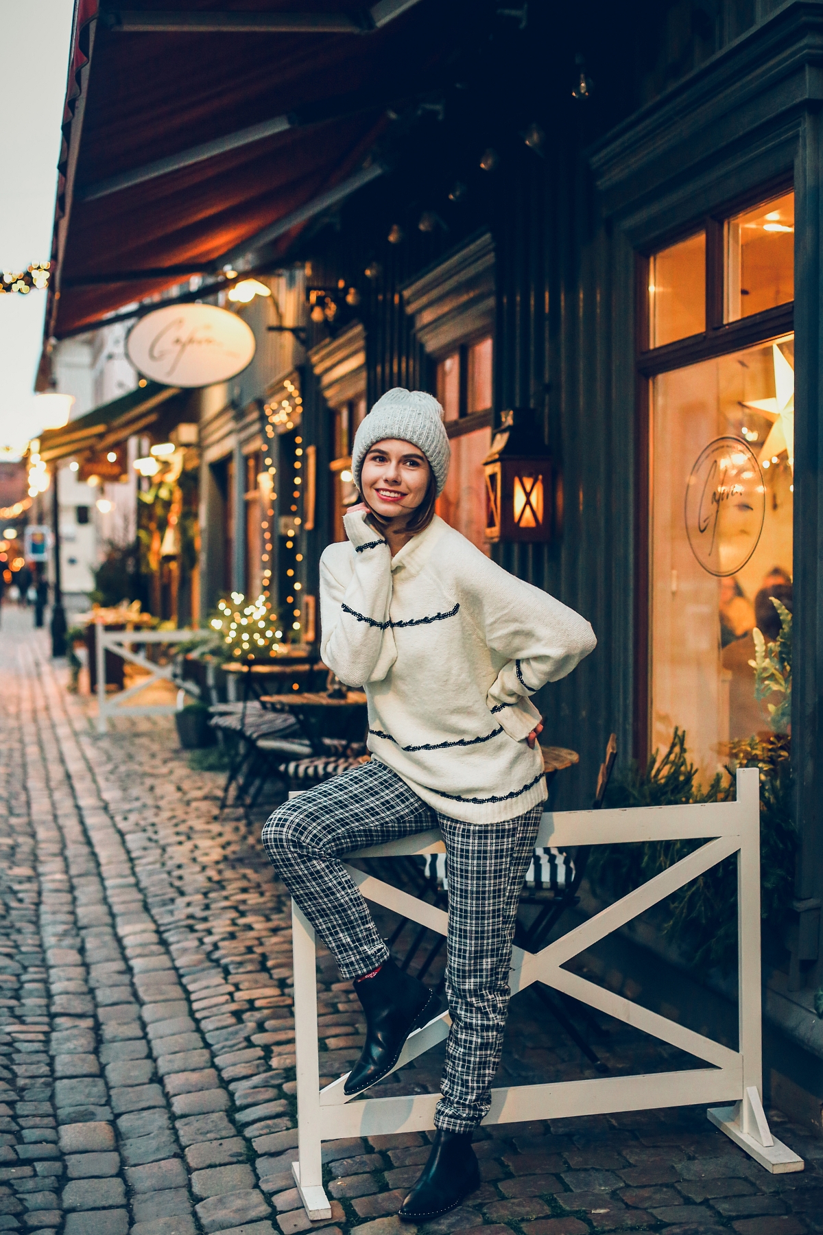 zimowa stylizacja biały sweter spodnie w kratę sesja Göteborg Haga 