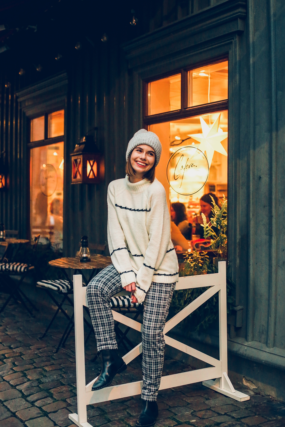 zimowa stylizacja biały sweter spodnie w kratę sesja Göteborg Haga 