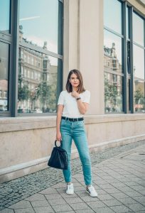 jeans stylizacja tshirt prostota minimalizm
