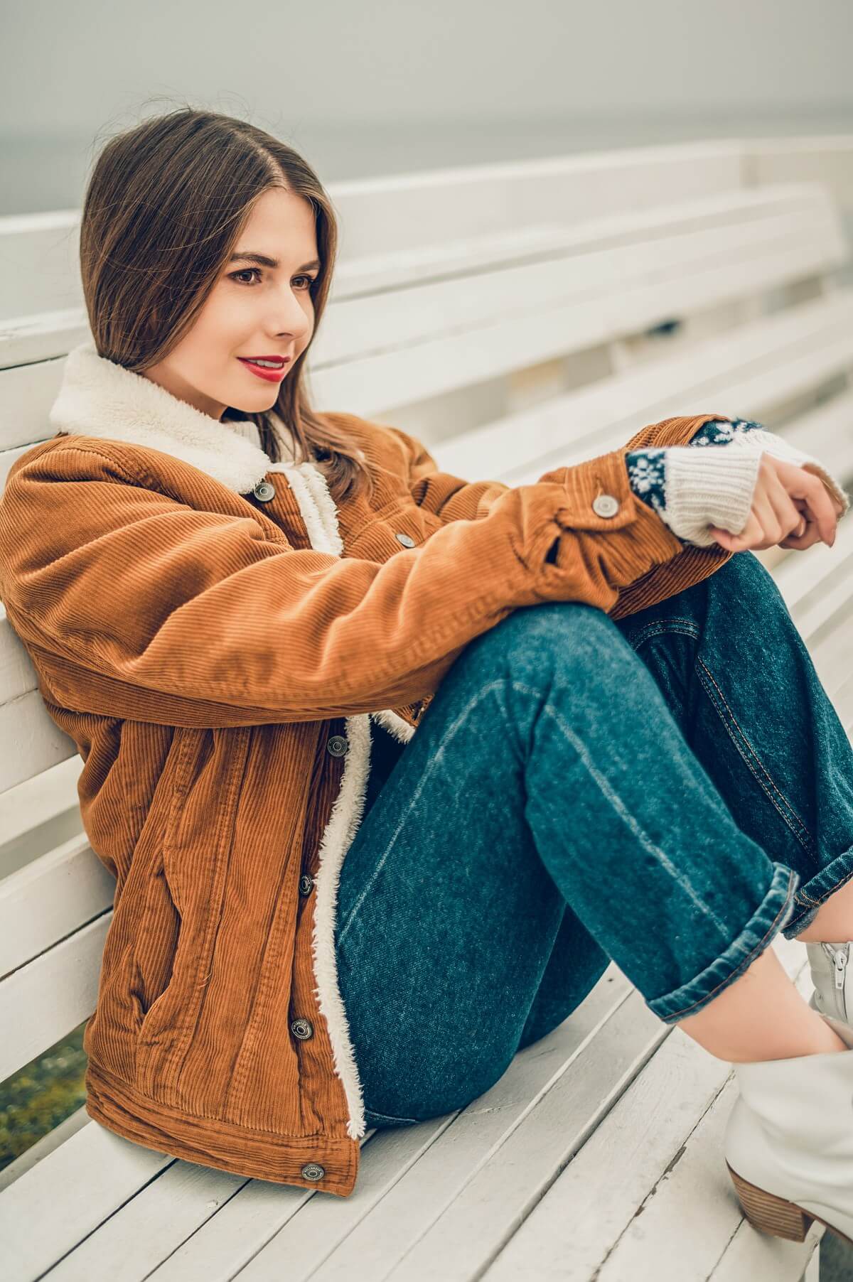 stylizacja zimowa blog modowy sesja Sopot kurtka sztruksowa z kożuchem