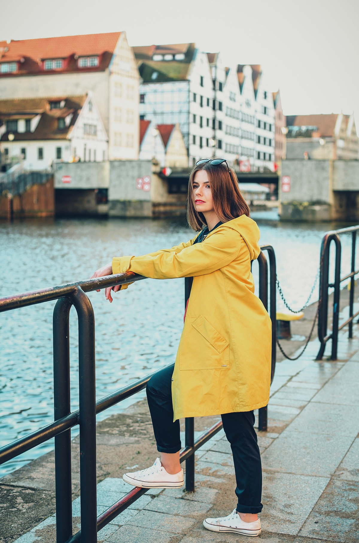 żółty sztormiak przeciwdeszczowa kurtka stylizacja blog modowy