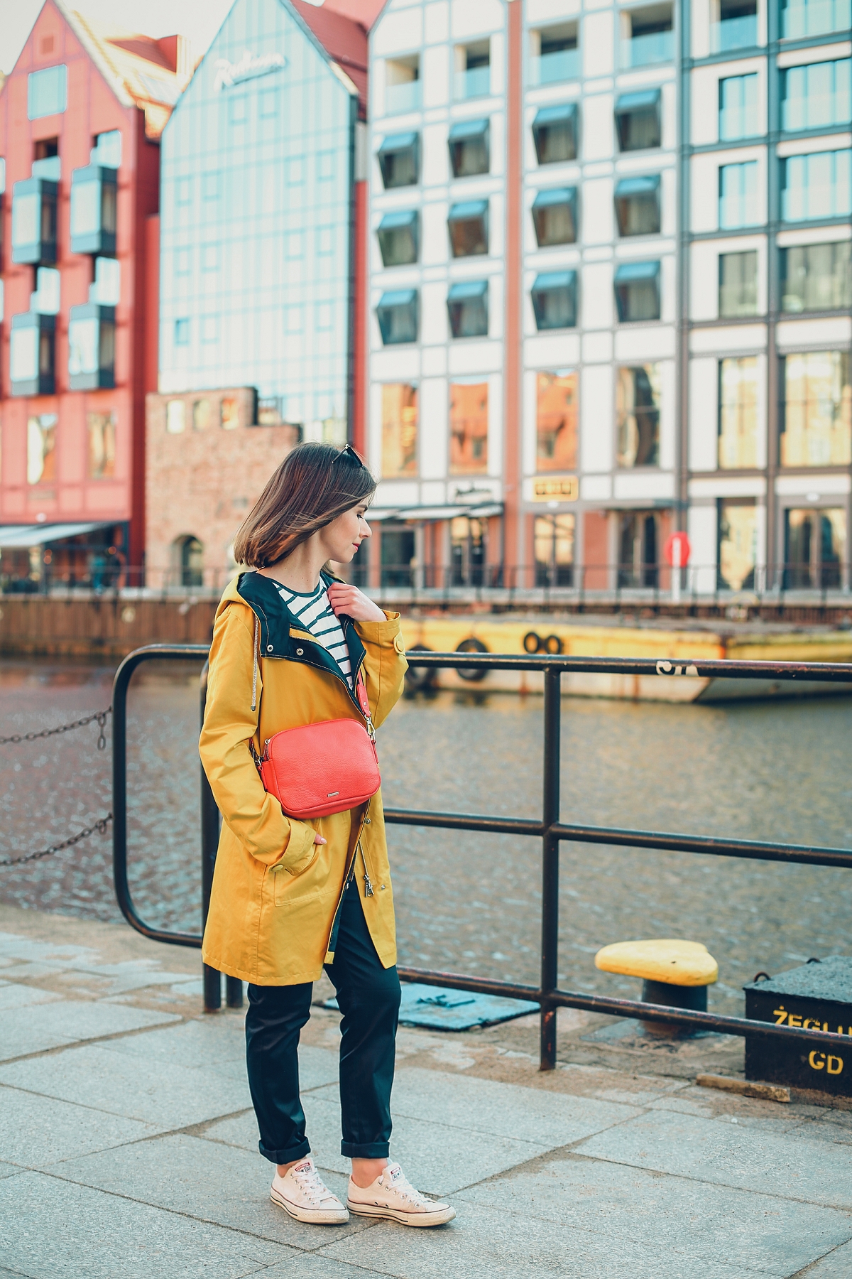żółty sztormiak przeciwdeszczowa kurtka czerwona torebka stylizacja blog modowy
